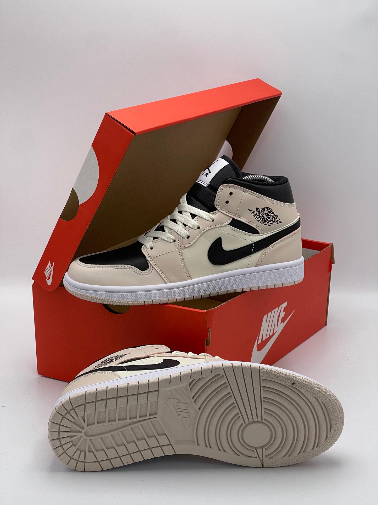 Air Jordan 1 Mid Black/Beige