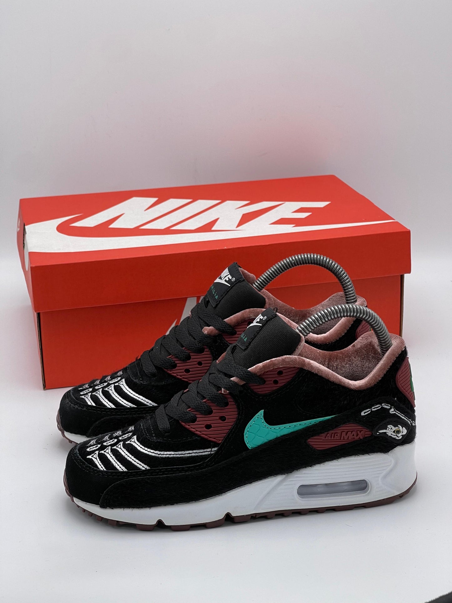 Nike Air Max 90 – Edición “La Familia / Día de Muertos”