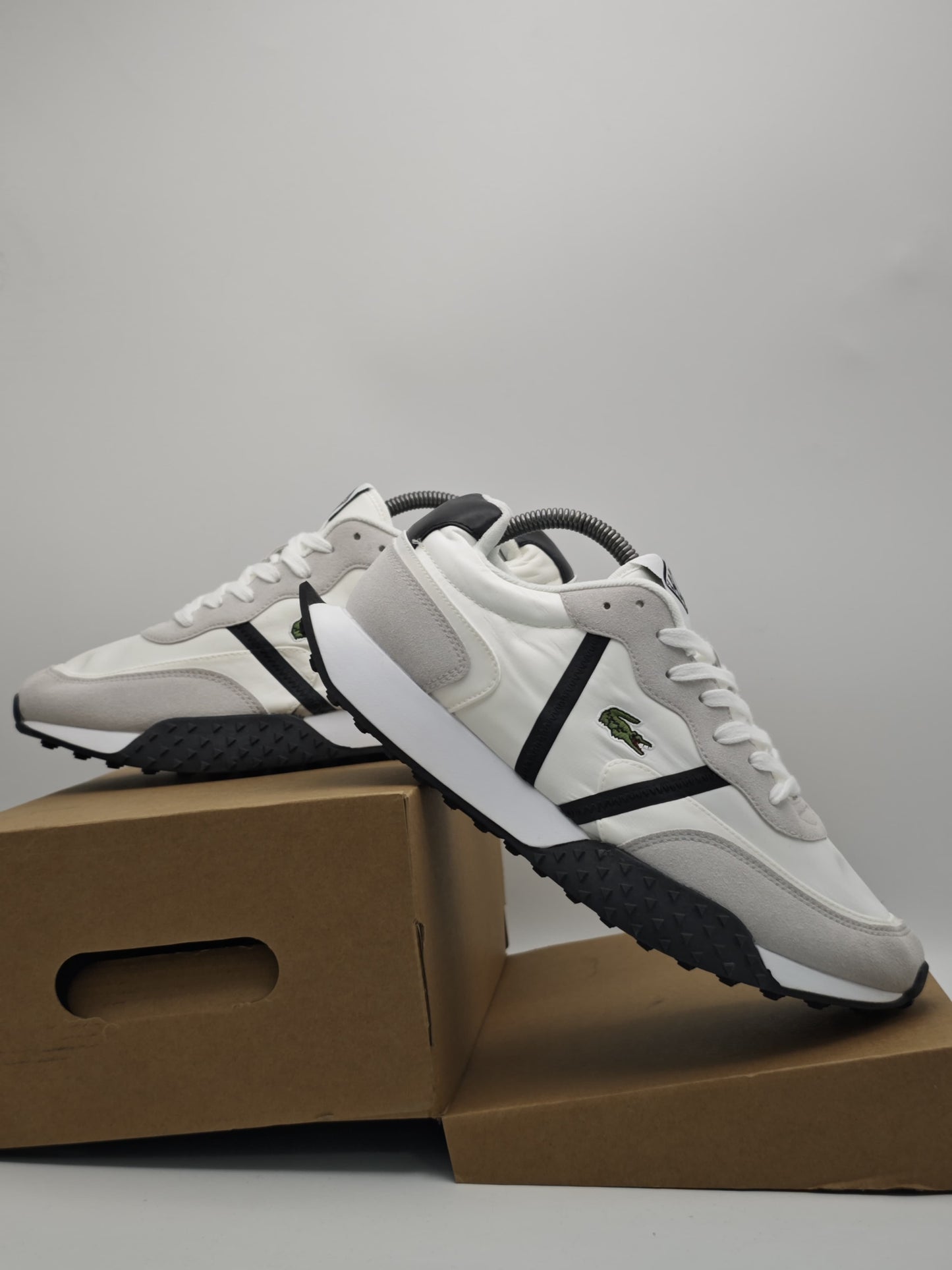 Lacoste Retro Runner – Blanco/Gris/Negro