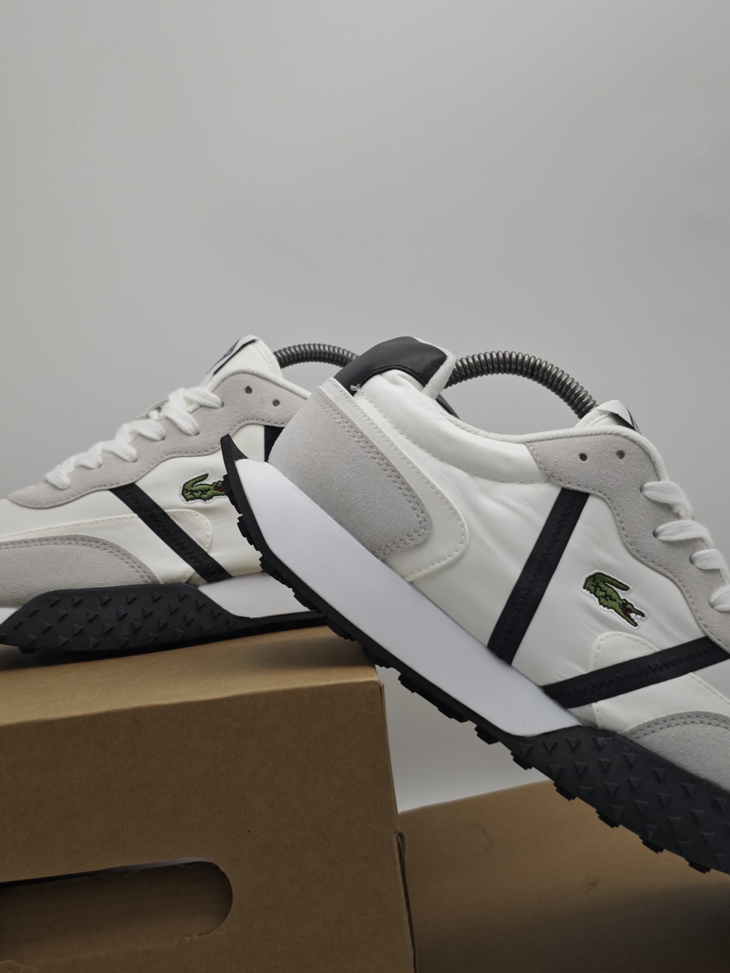 Lacoste Retro Runner – Blanco/Gris/Negro