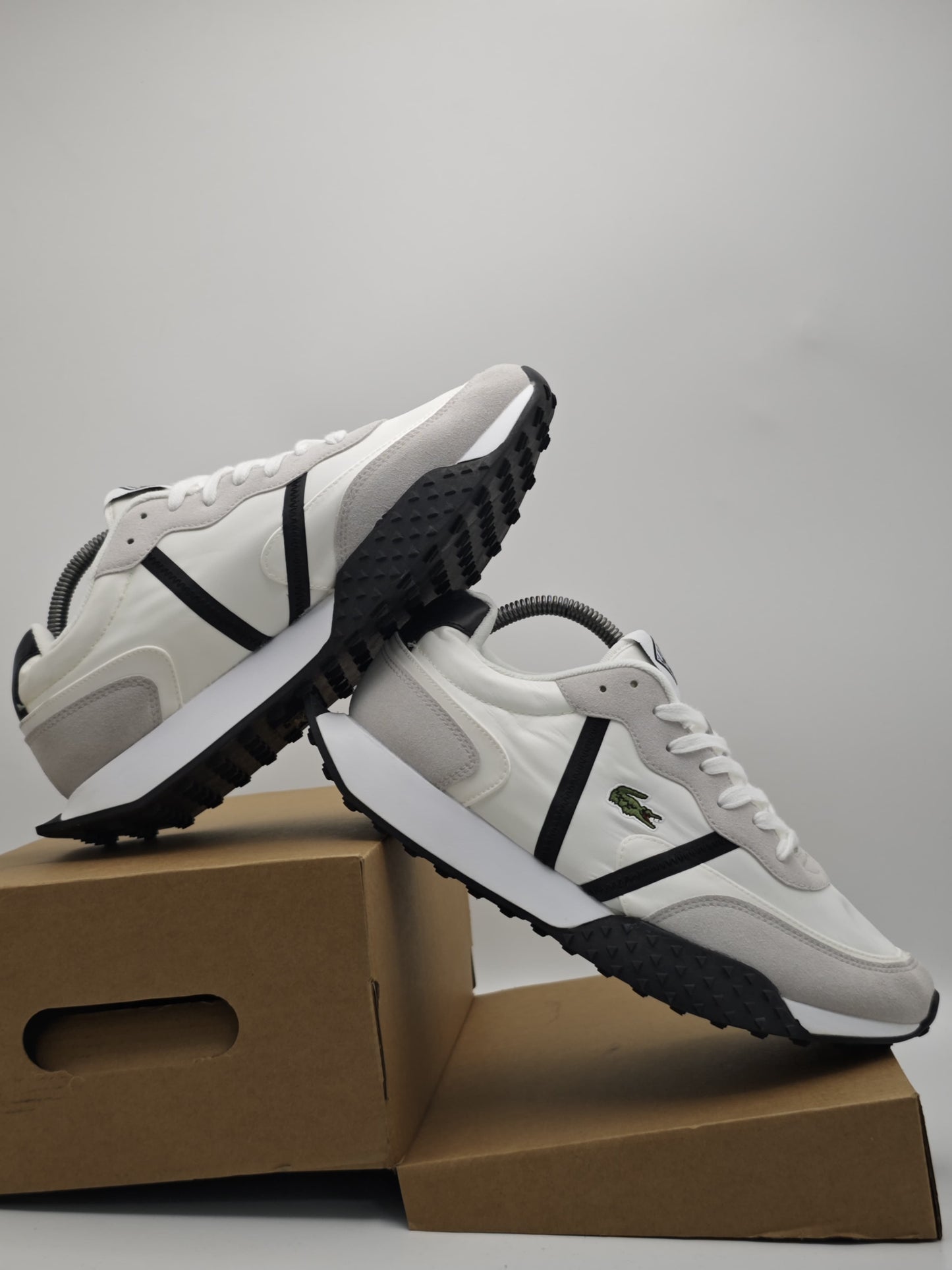 Lacoste Retro Runner – Blanco/Gris/Negro