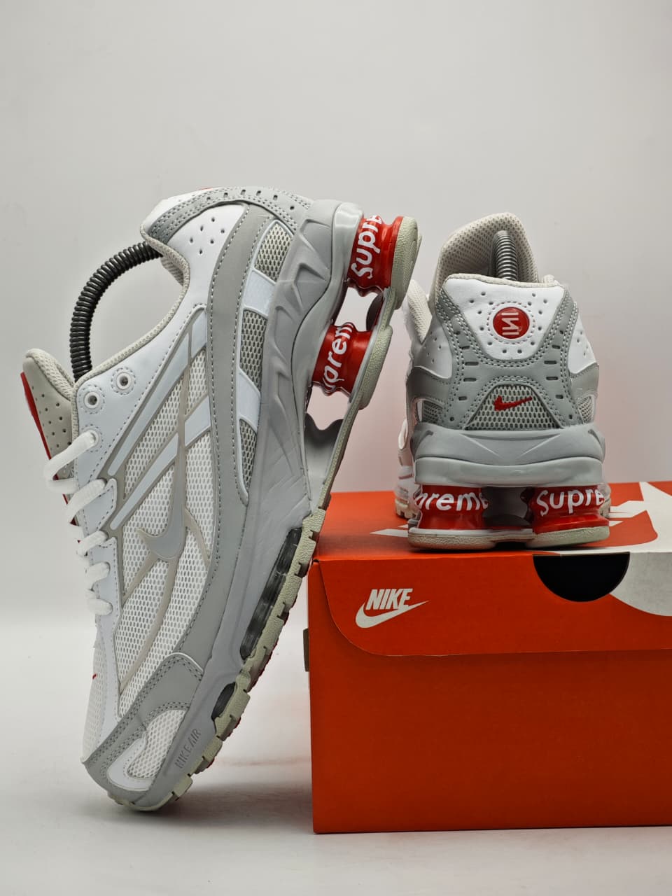 Nike Shox R4 Edition Supreme