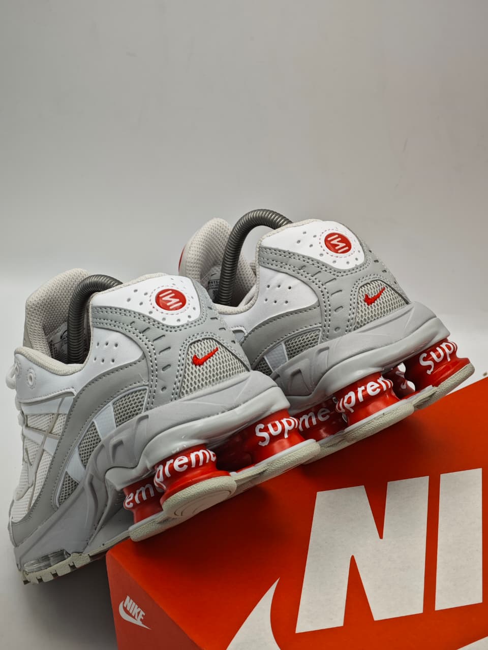 Nike Shox R4 Edition Supreme