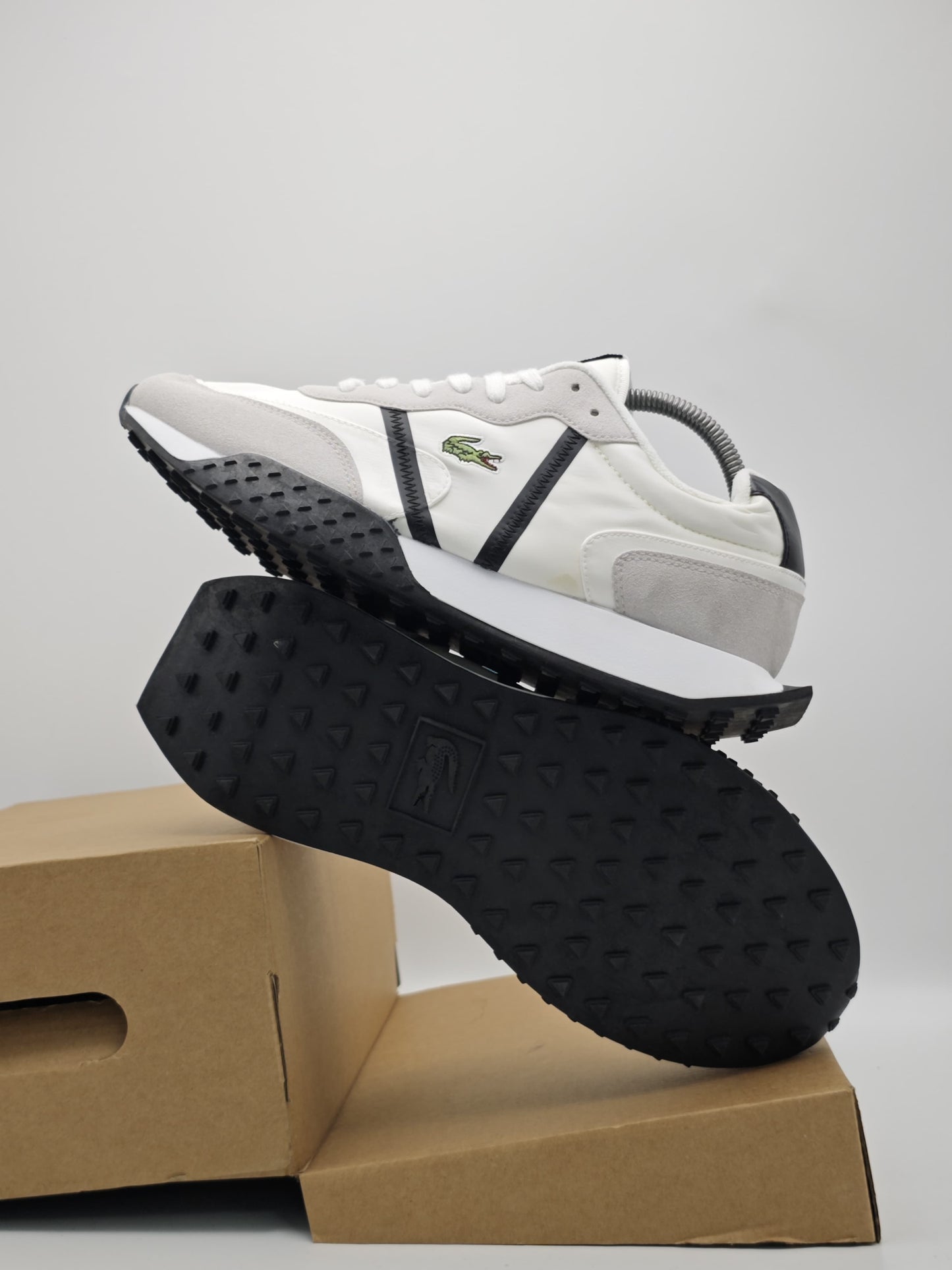 Lacoste Retro Runner – Blanco/Gris/Negro