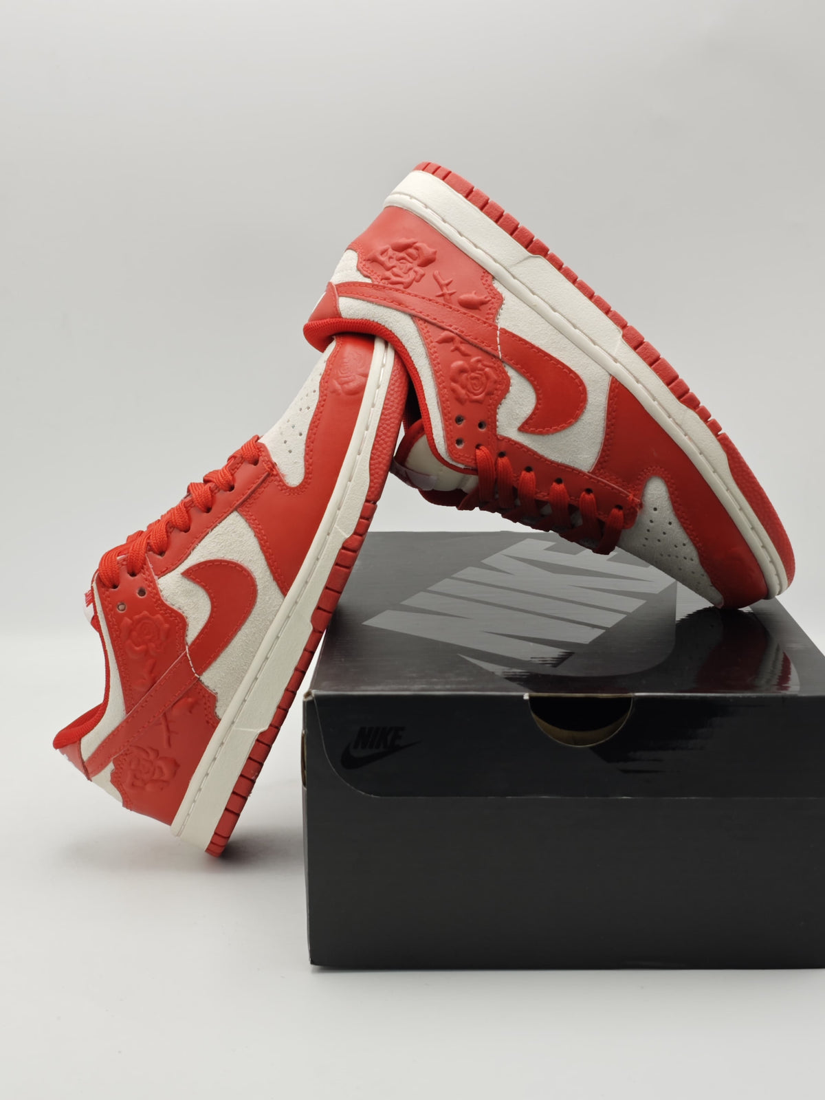 Nike Dunk Low “Valentine Red Rose”