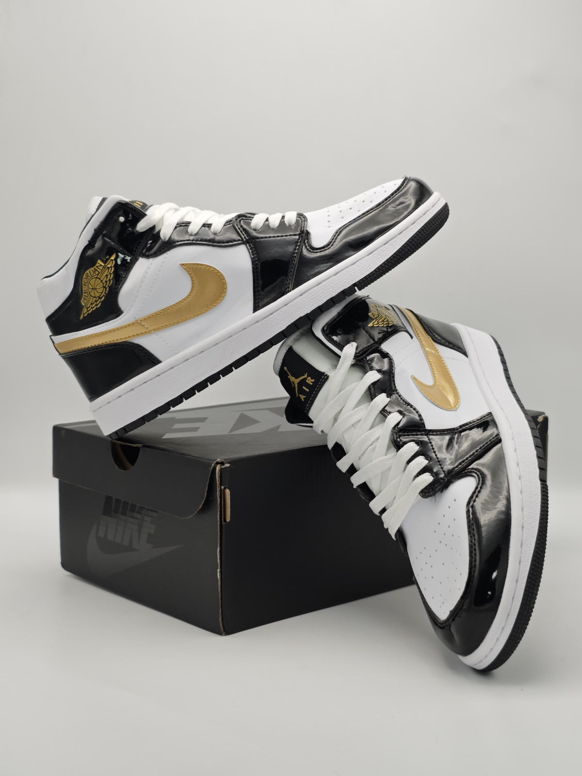 Air Jordan 1 Retro – Negro, Blanco y Dorado