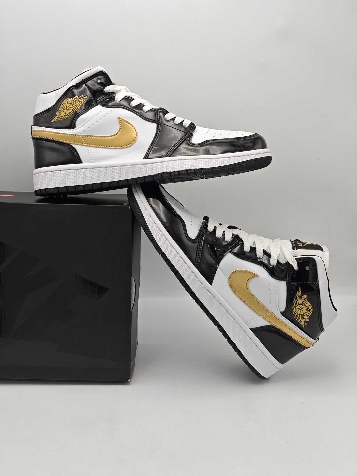 Air Jordan 1 Retro – Negro, Blanco y Dorado
