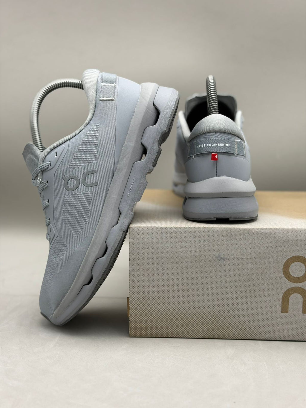 ON Running Cloudnova Gris