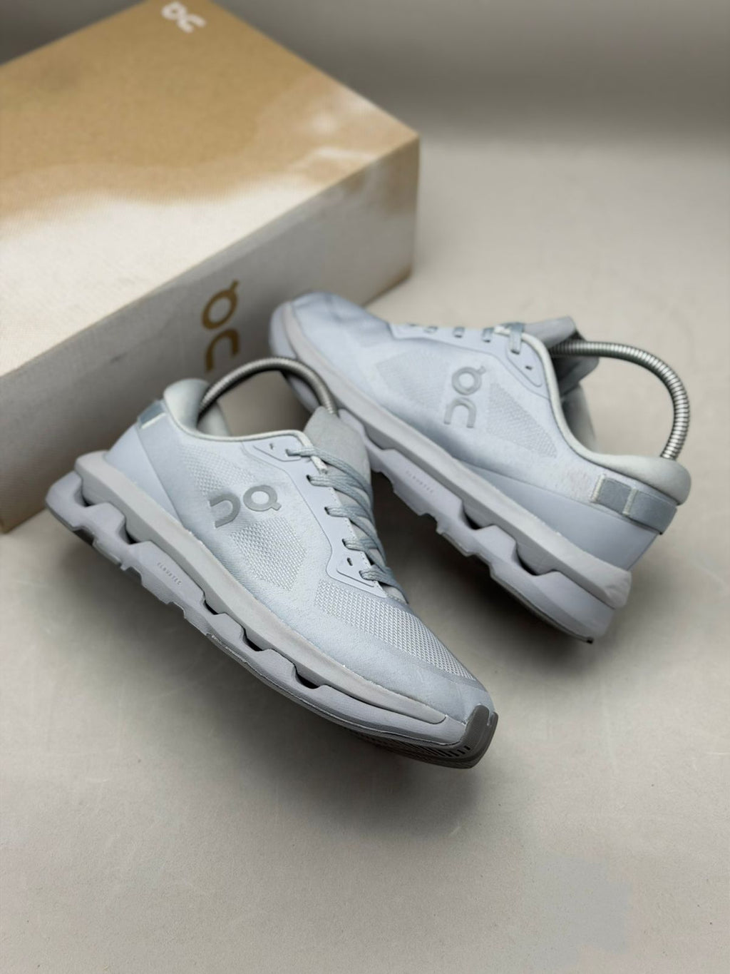 ON Running Cloudnova Gris