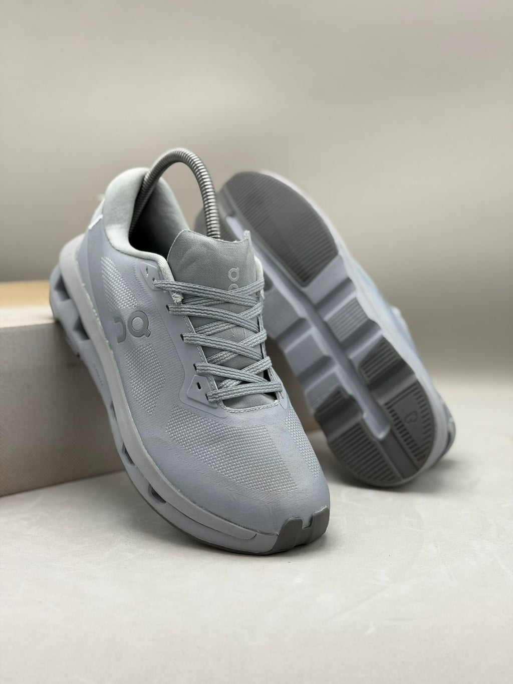 ON Running Cloudnova Gris