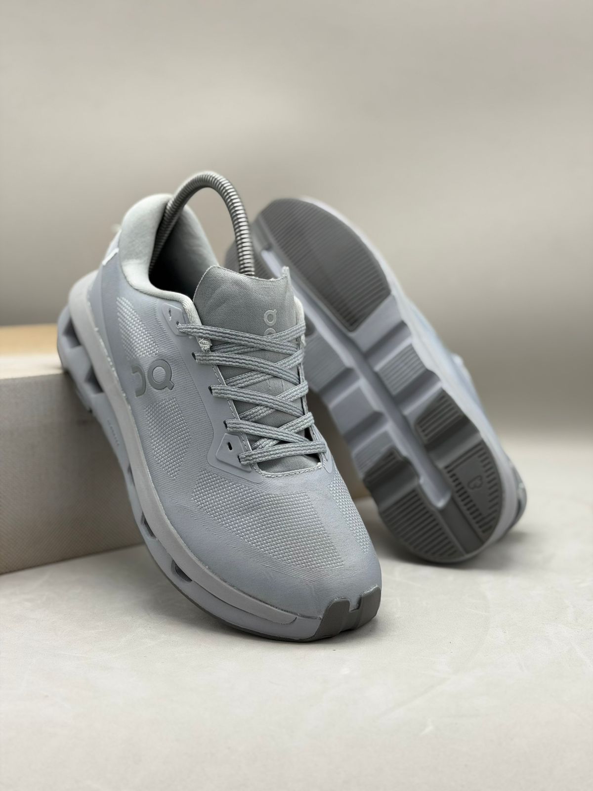 ON Running Cloudnova Gris