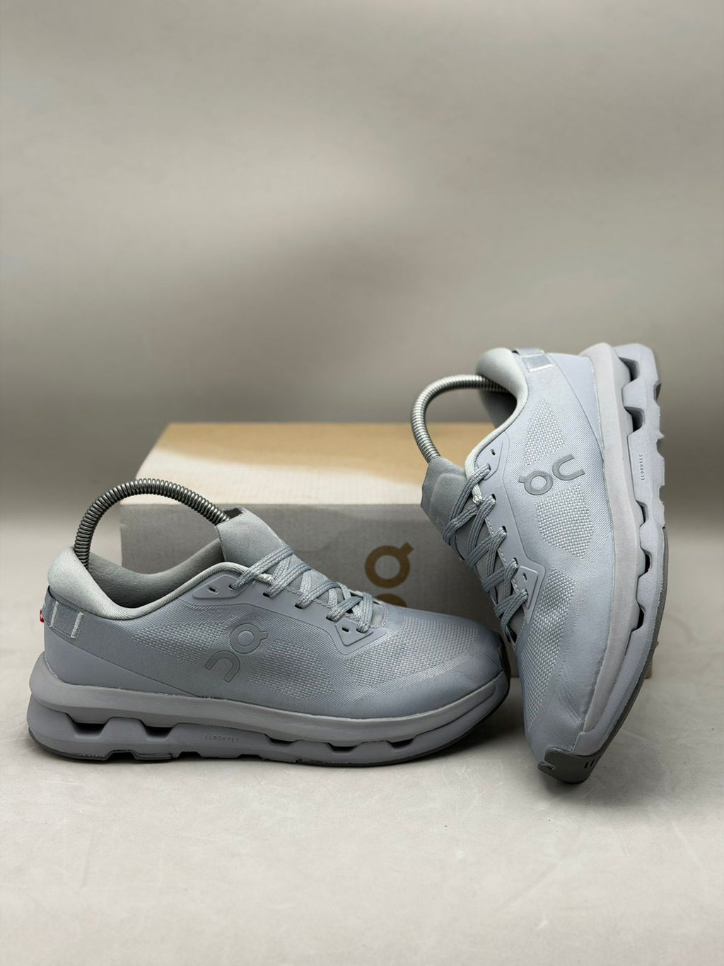 ON Running Cloudnova Gris