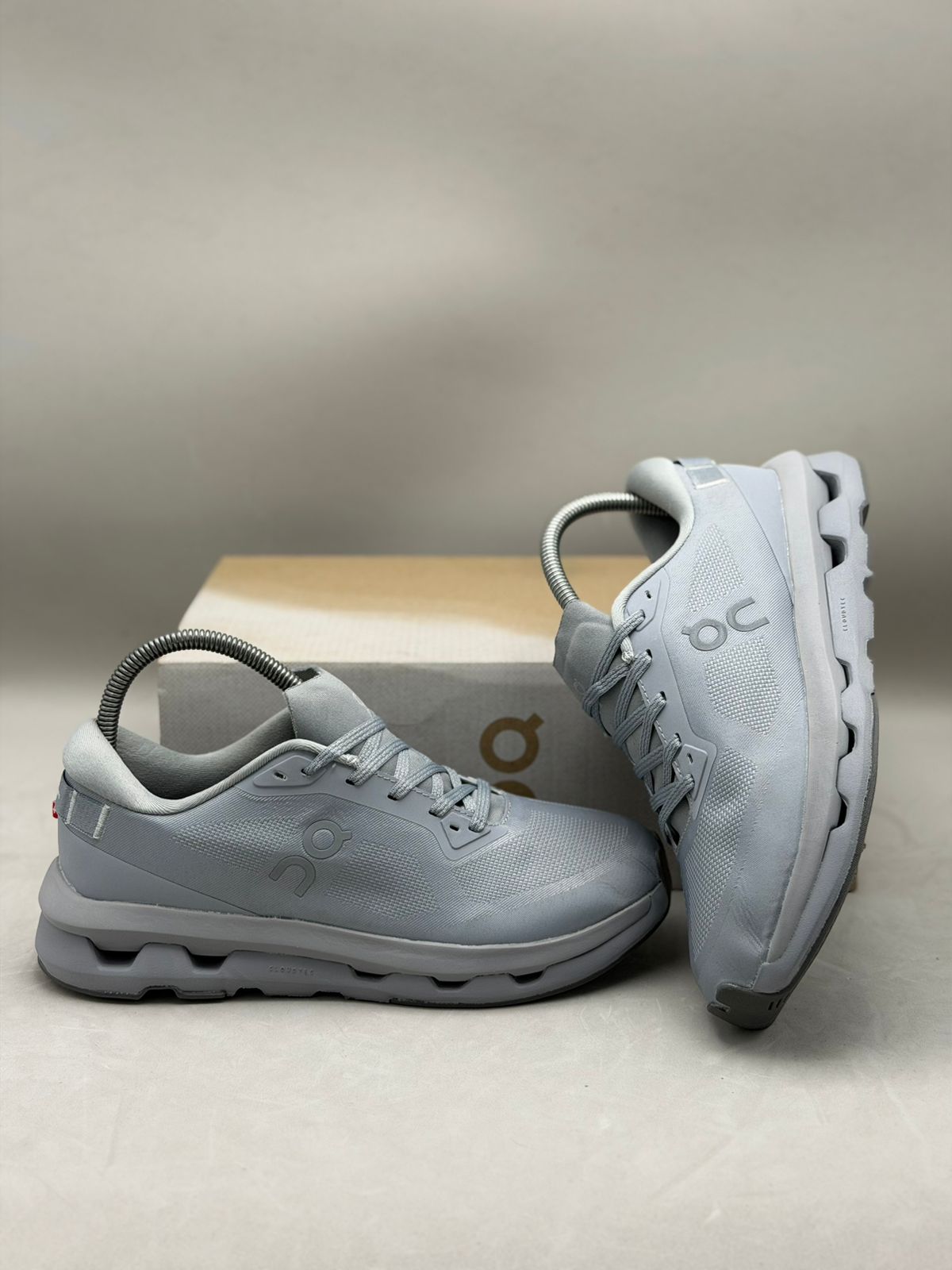 ON Running Cloudnova Gris