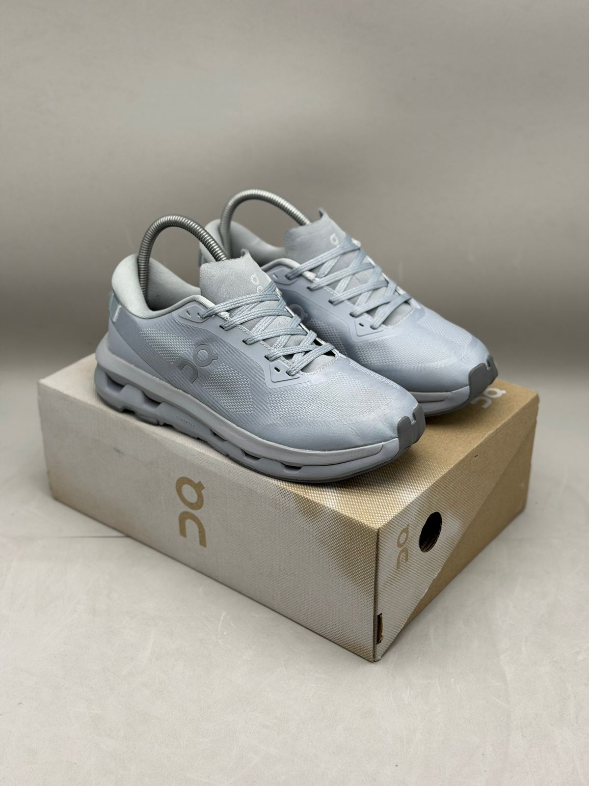 ON Running Cloudnova Gris