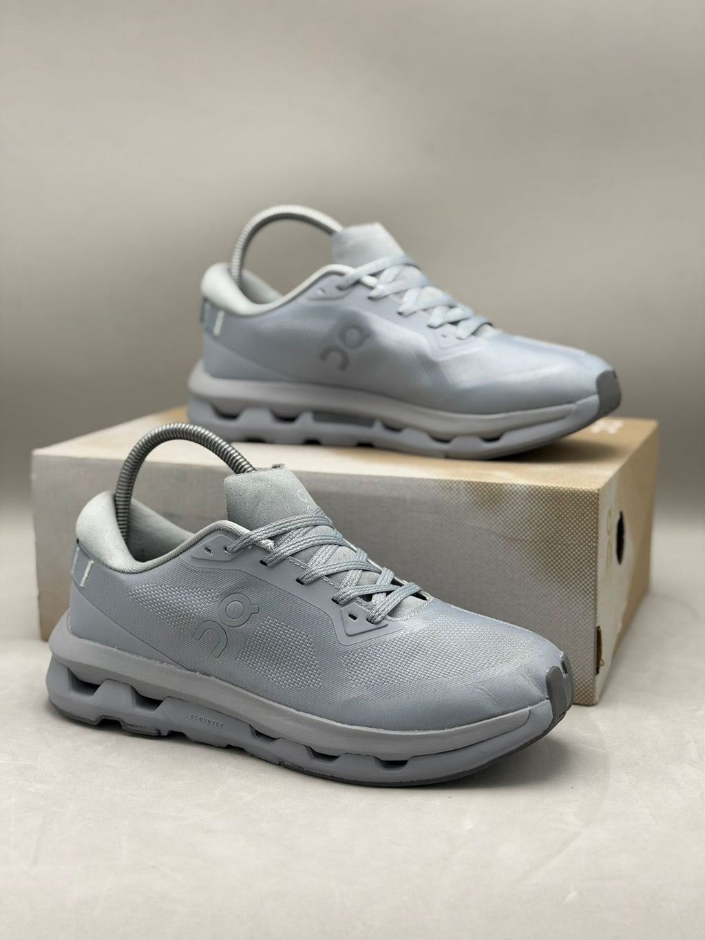 ON Running Cloudnova Gris