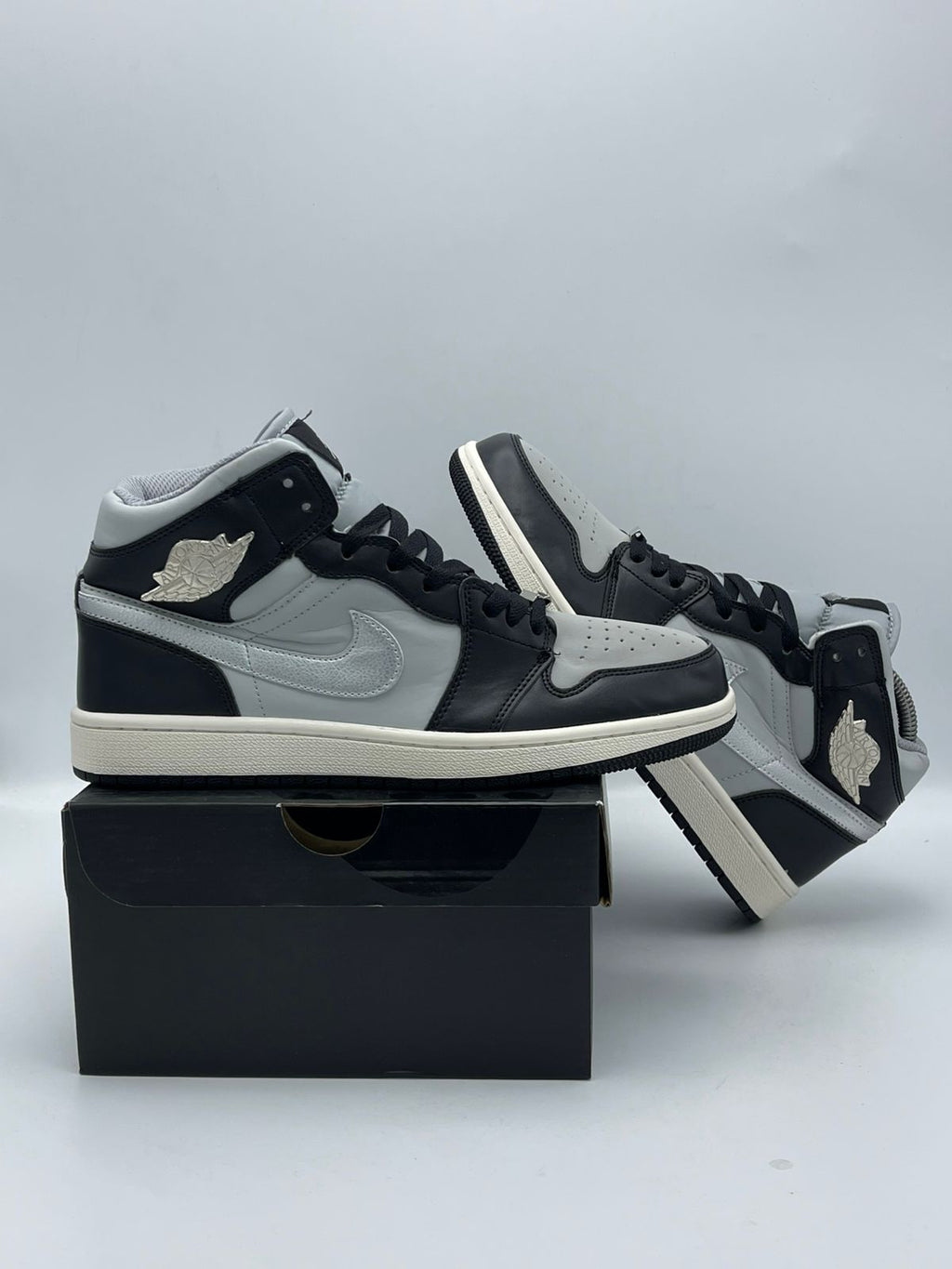 Nike Air Jordan 1 Mid Blanco Negro Gris
