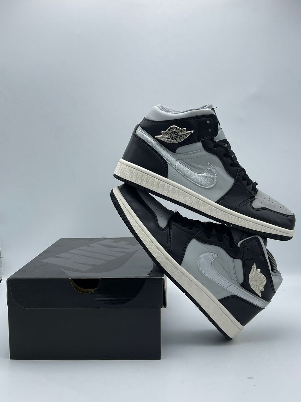 Nike Air Jordan 1 Mid Blanco Negro Gris