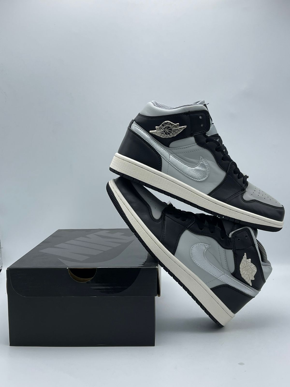 Nike Air Jordan 1 Mid Blanco Negro Gris