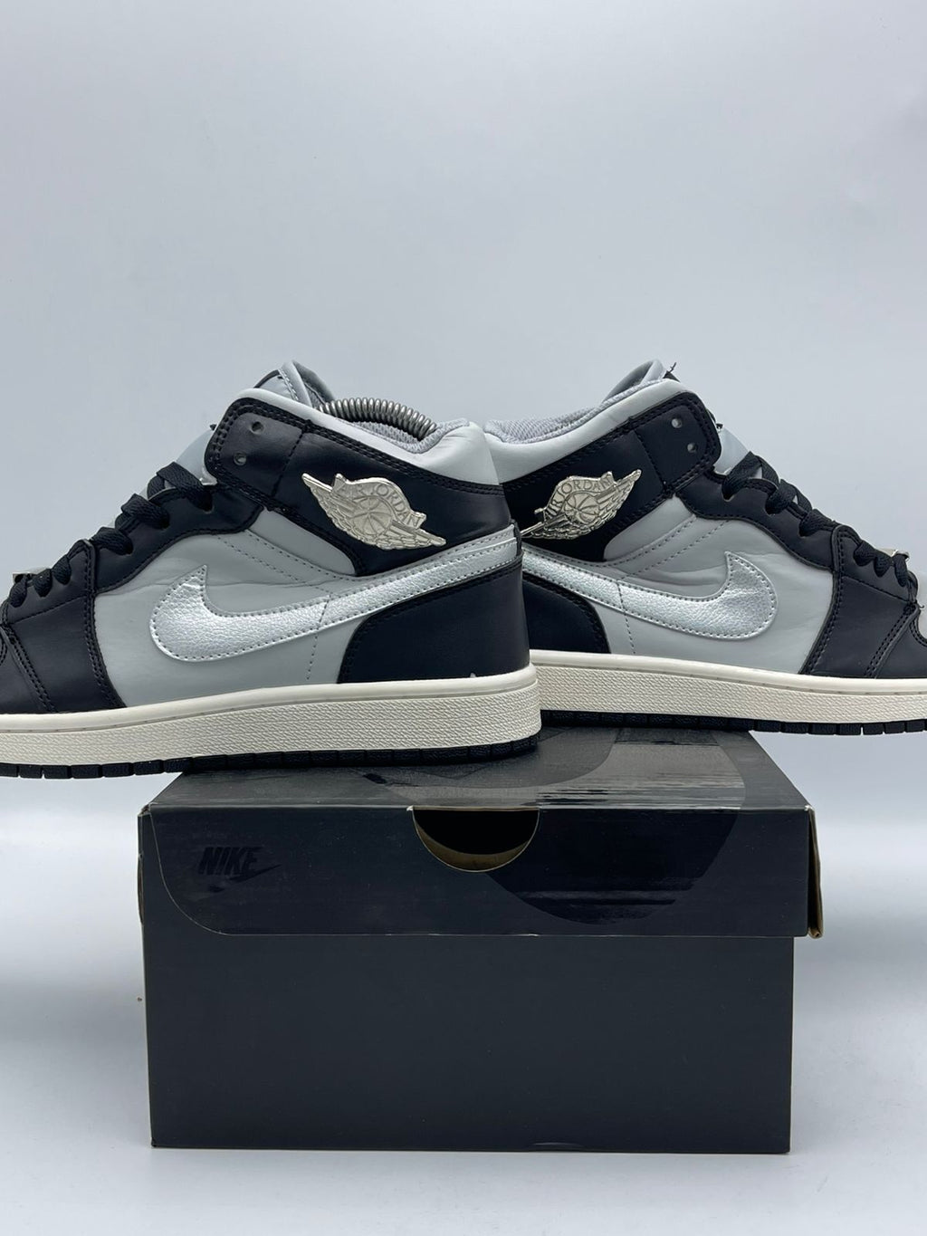 Nike Air Jordan 1 Mid Blanco Negro Gris
