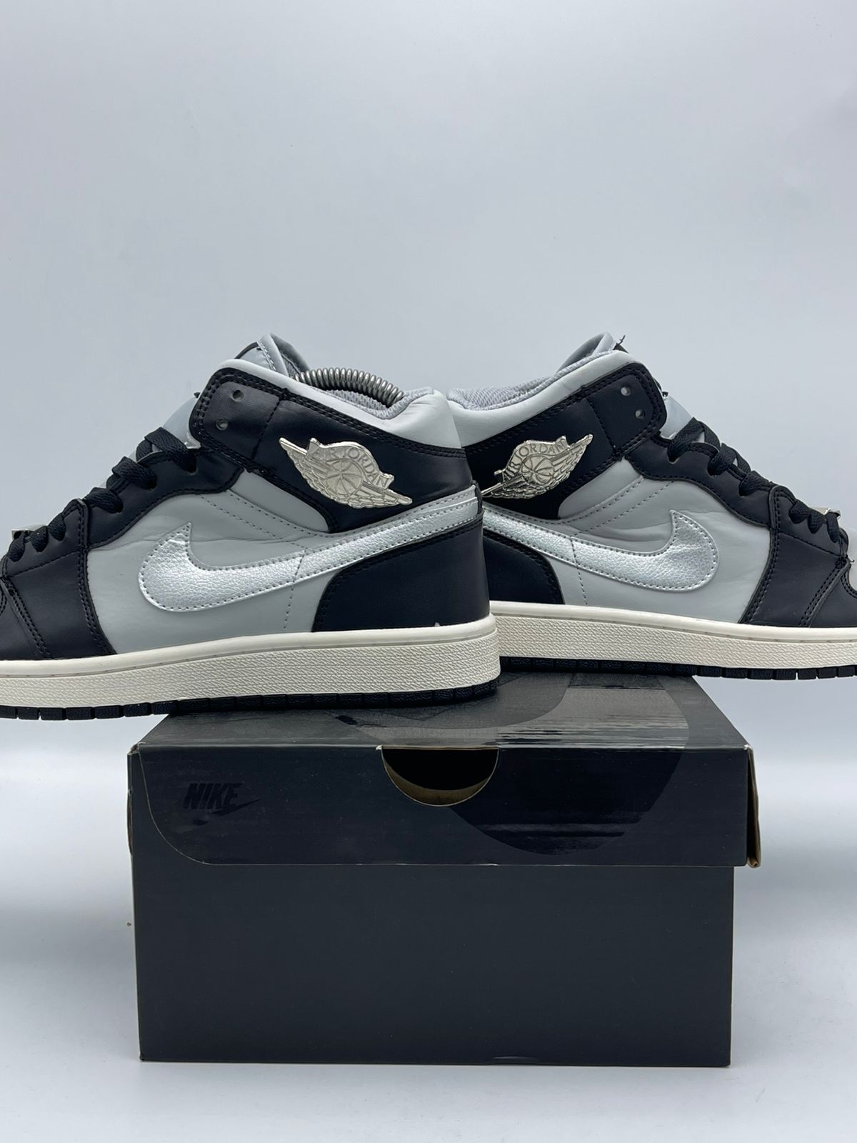 Nike Air Jordan 1 Mid Blanco Negro Gris