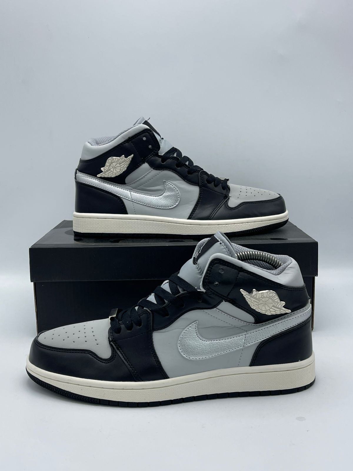 Nike Air Jordan 1 Mid Blanco Negro Gris