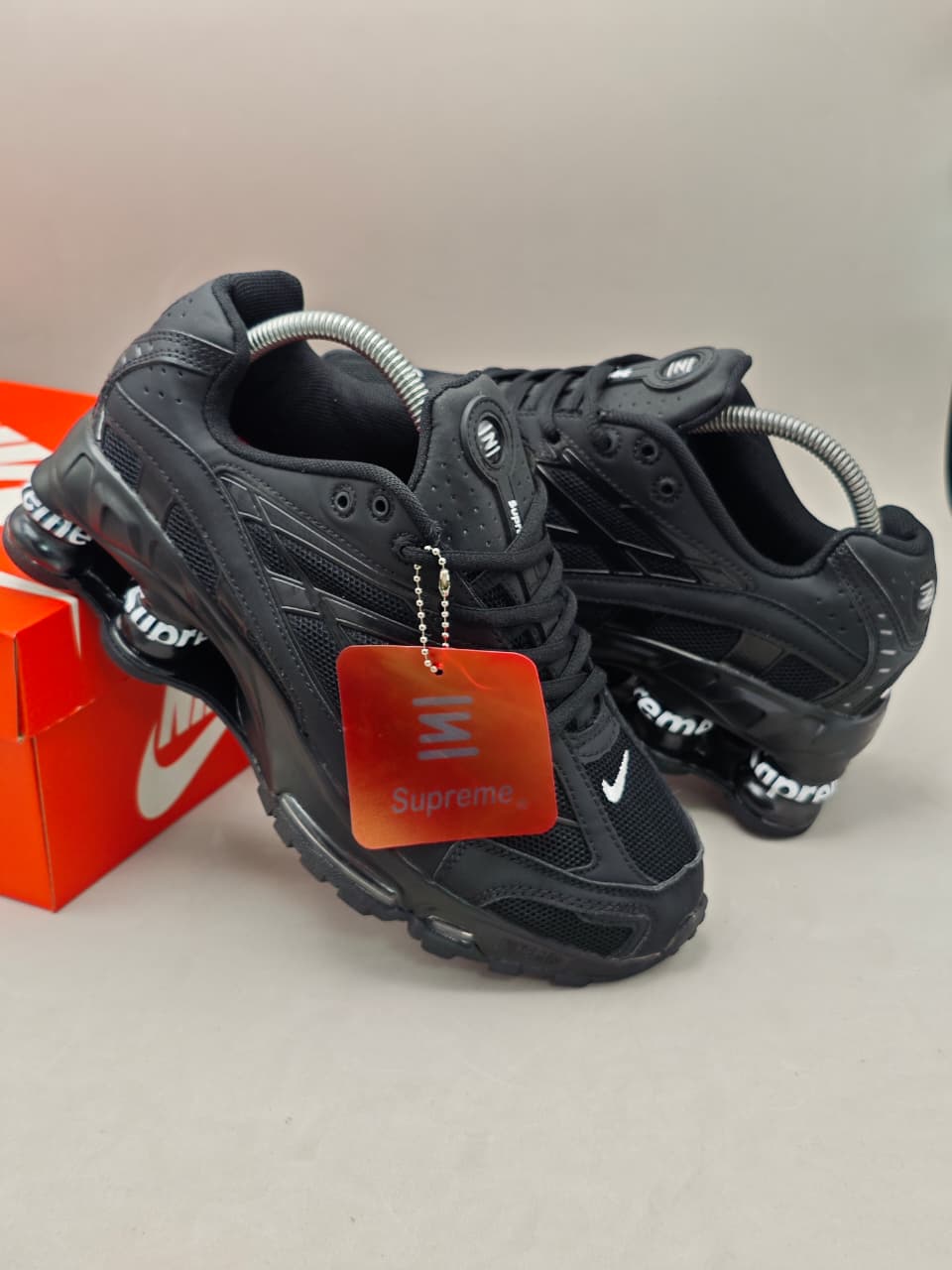 Nike Shox R4 Edition Supreme