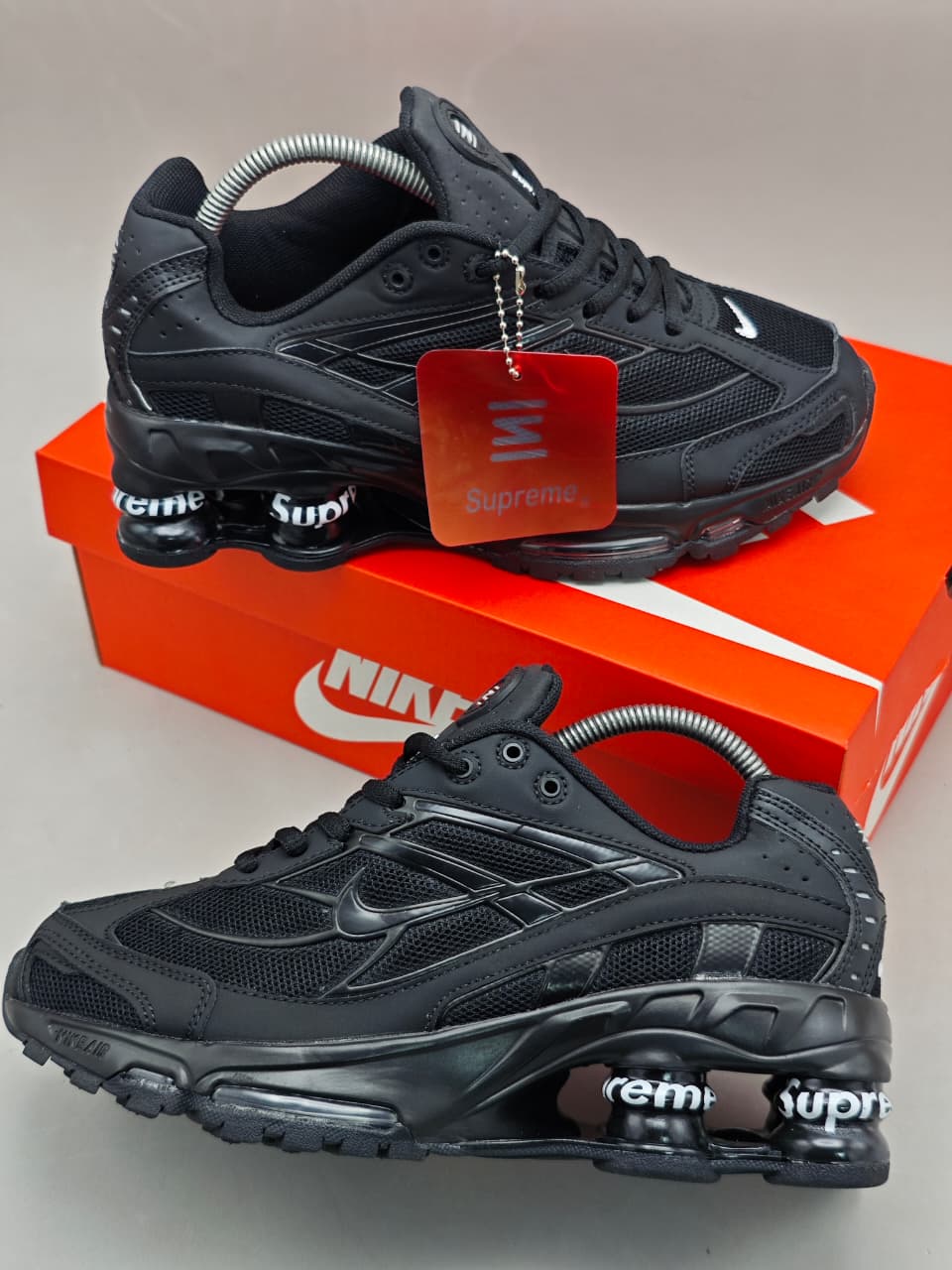 Nike Shox R4 Edition Supreme