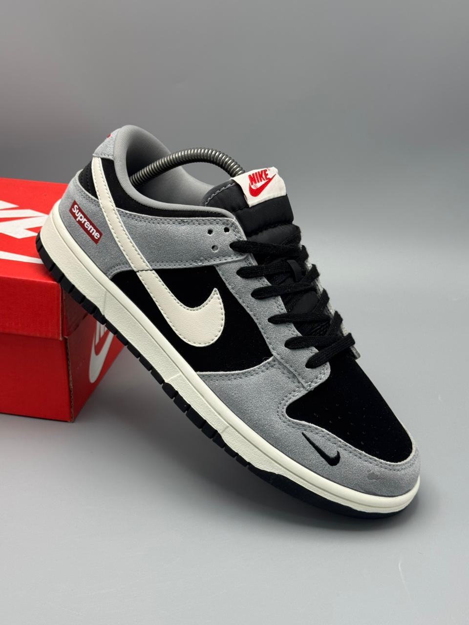 Nike Dunk Low x Supreme