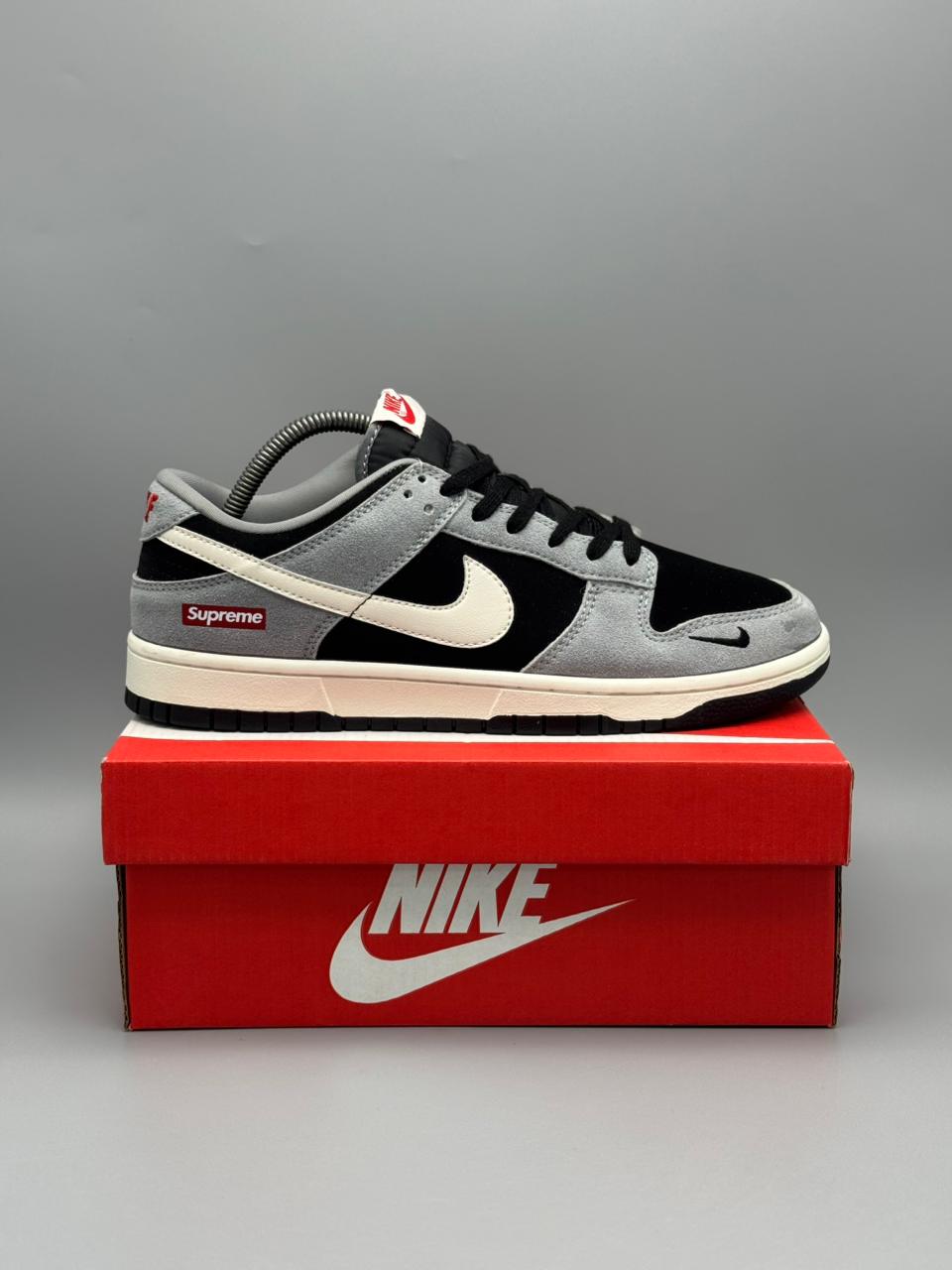 Nike Dunk Low x Supreme