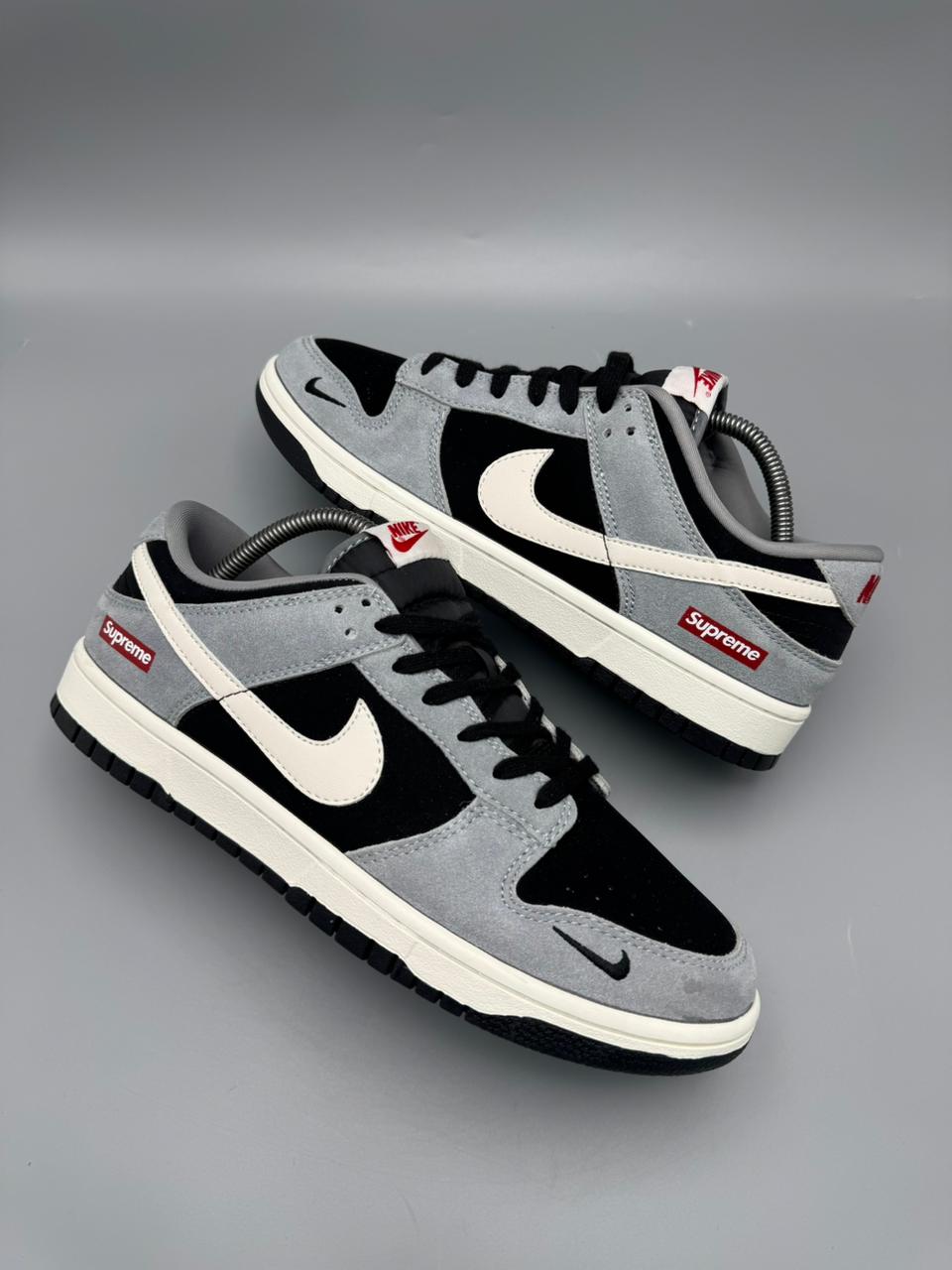 Nike Dunk Low x Supreme