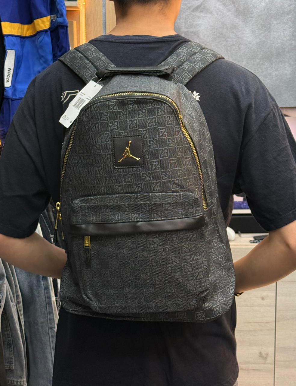 Morral Jordan Negra Monogram con Logo Dorado