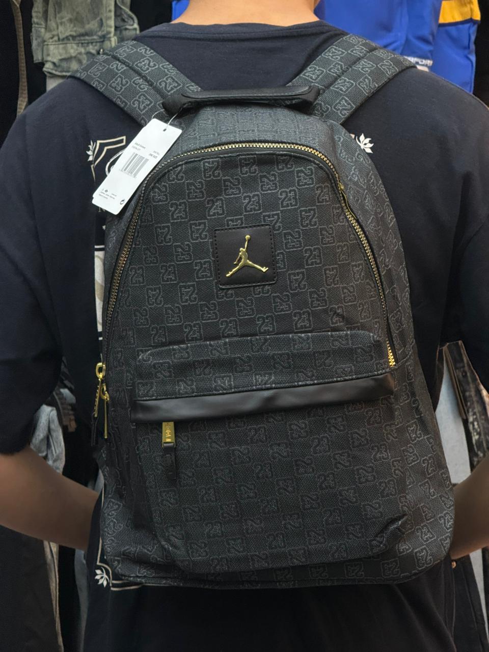 Morral Jordan Negra Monogram con Logo Dorado