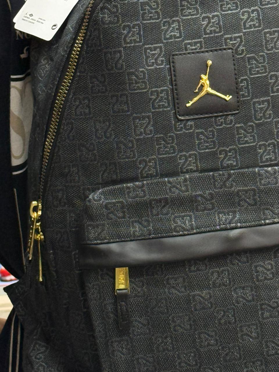 Morral Jordan Negra Monogram con Logo Dorado