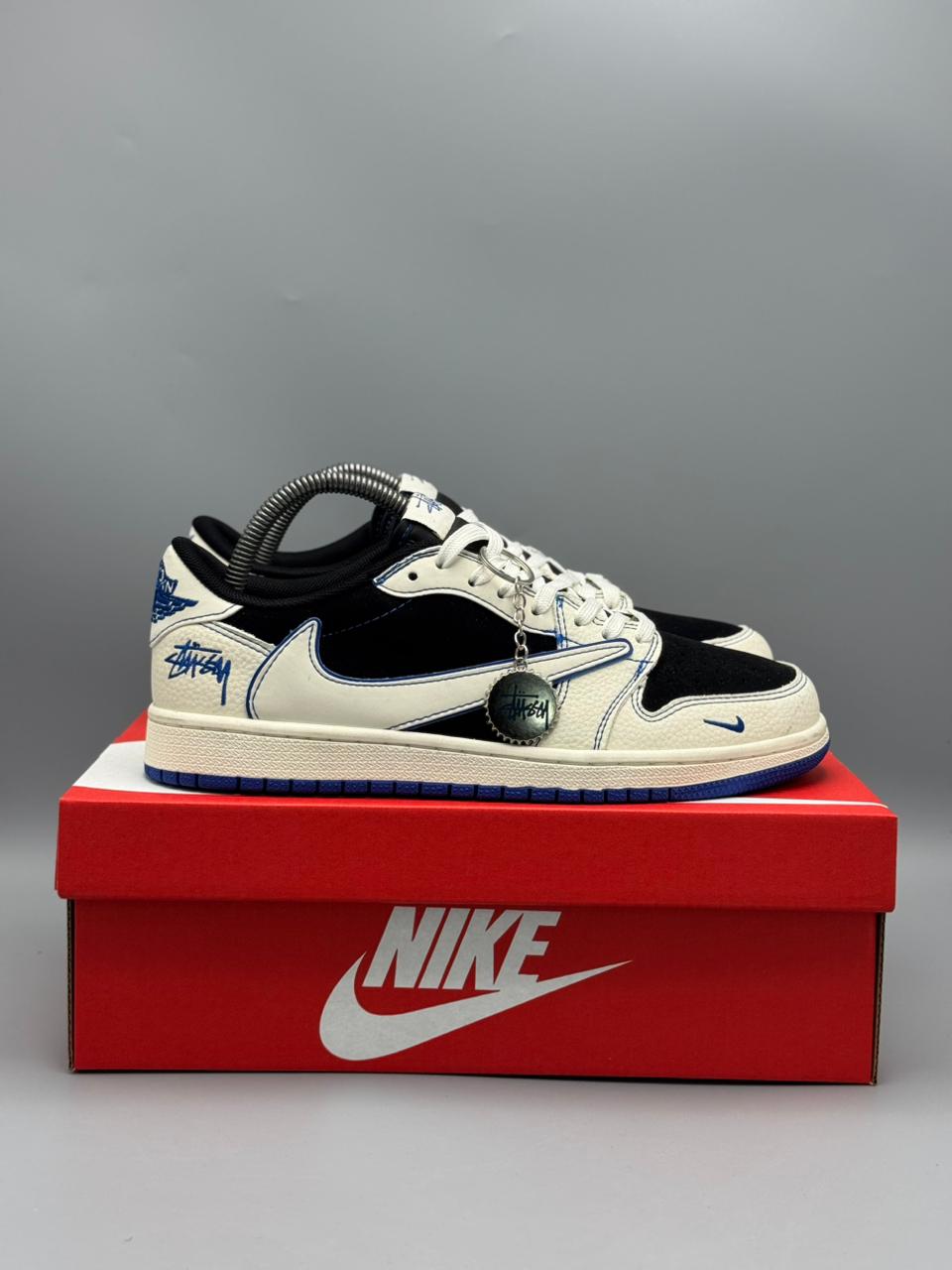 Nike Dunk Low x Stüssy