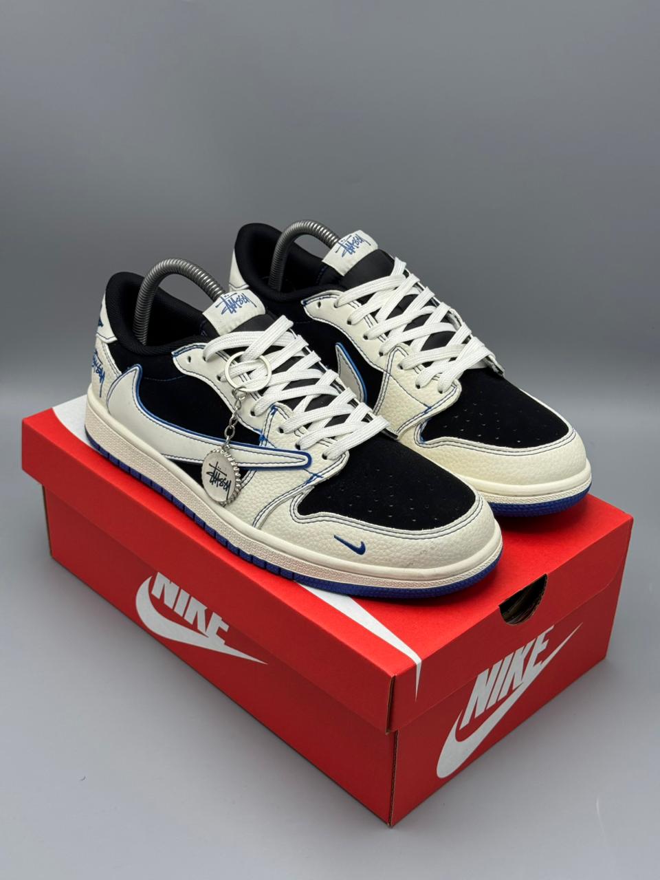 Nike Dunk Low x Stüssy