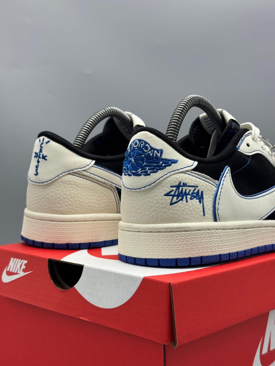 Nike Dunk Low x Stüssy