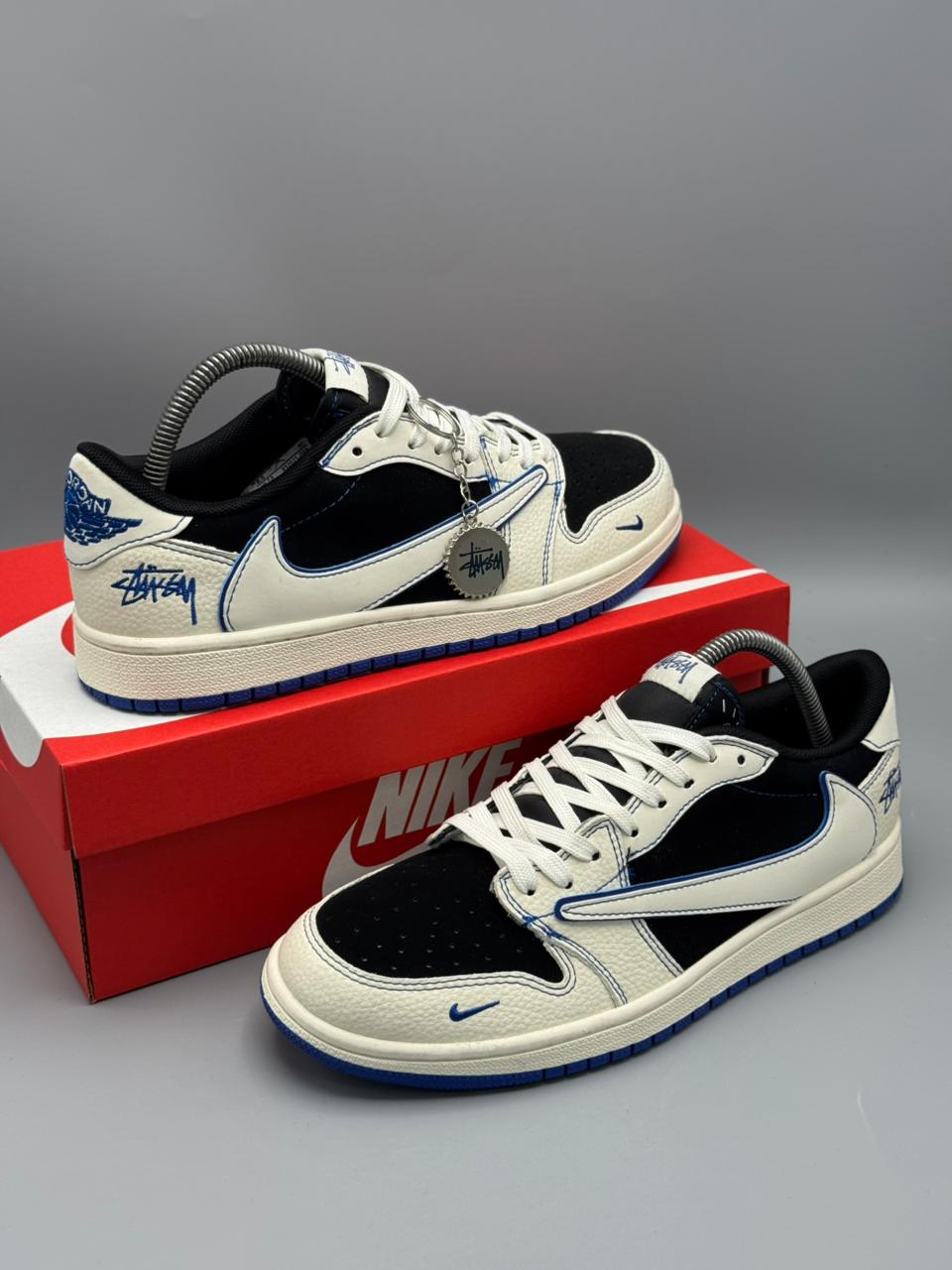 Nike Dunk Low x Stüssy