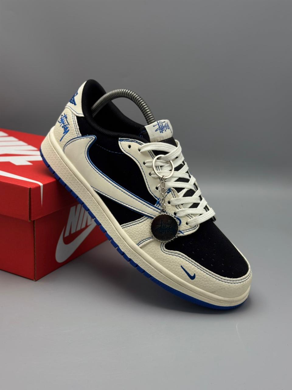 Nike Dunk Low x Stüssy
