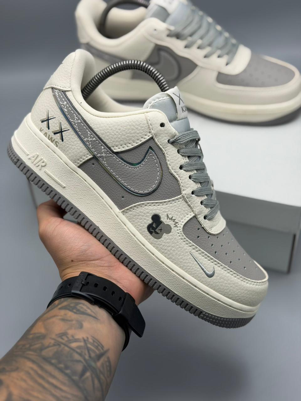Air Force 1 estilo KAWS