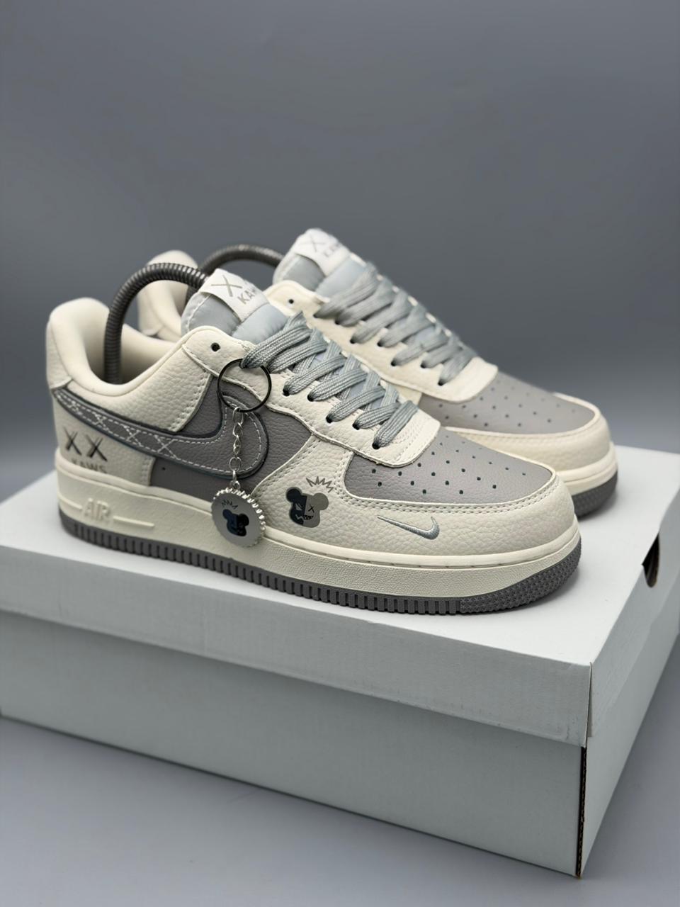 Air Force 1 estilo KAWS