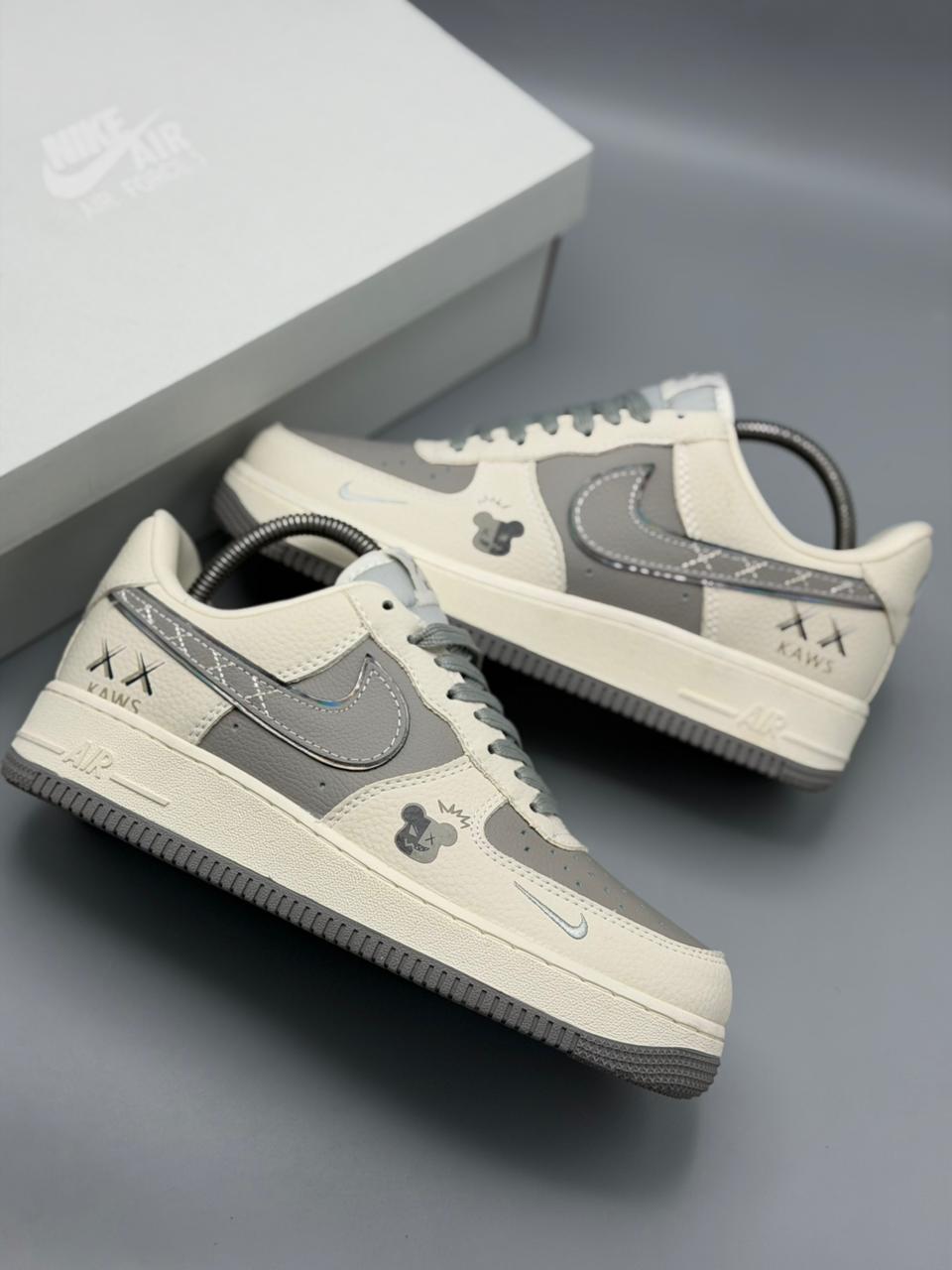 Air Force 1 estilo KAWS