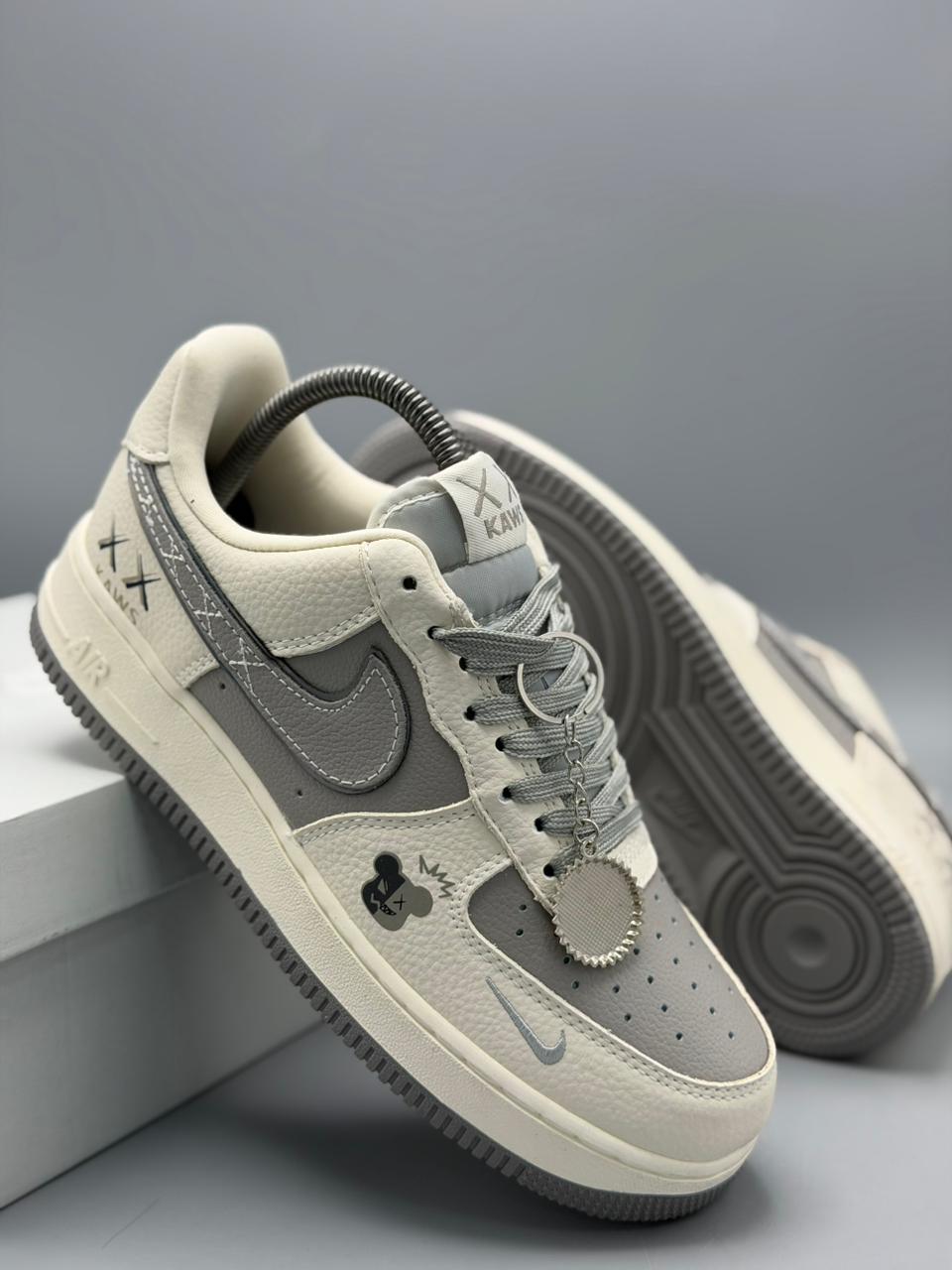 Air Force 1 estilo KAWS