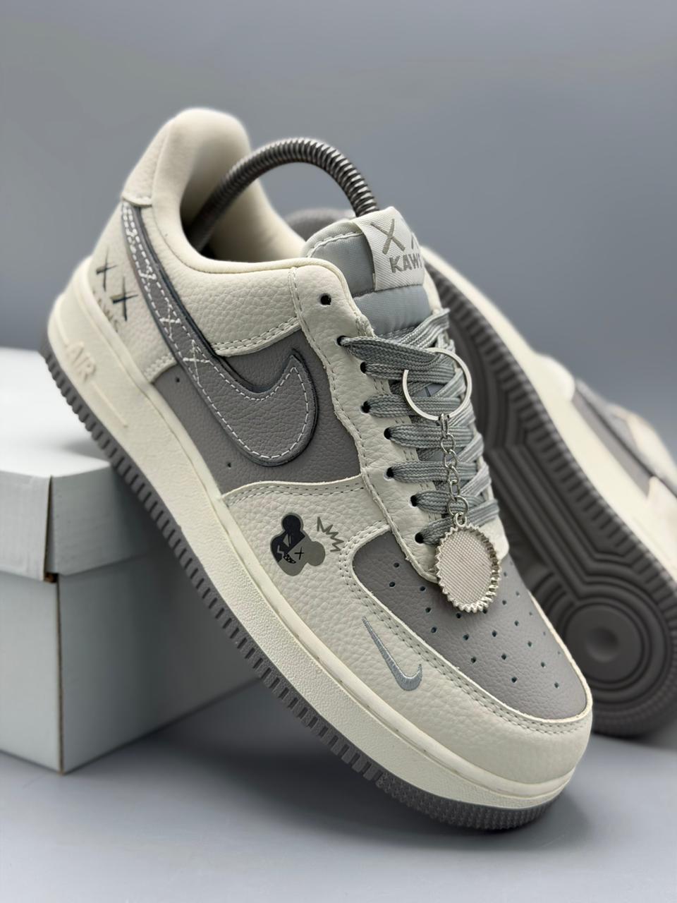 Air Force 1 estilo KAWS