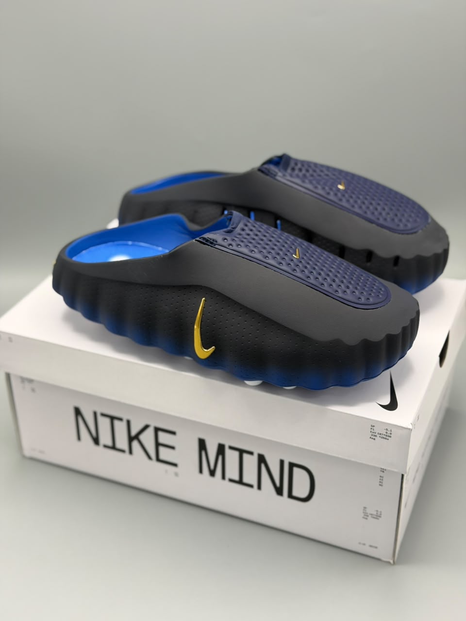 Nike Mind 001