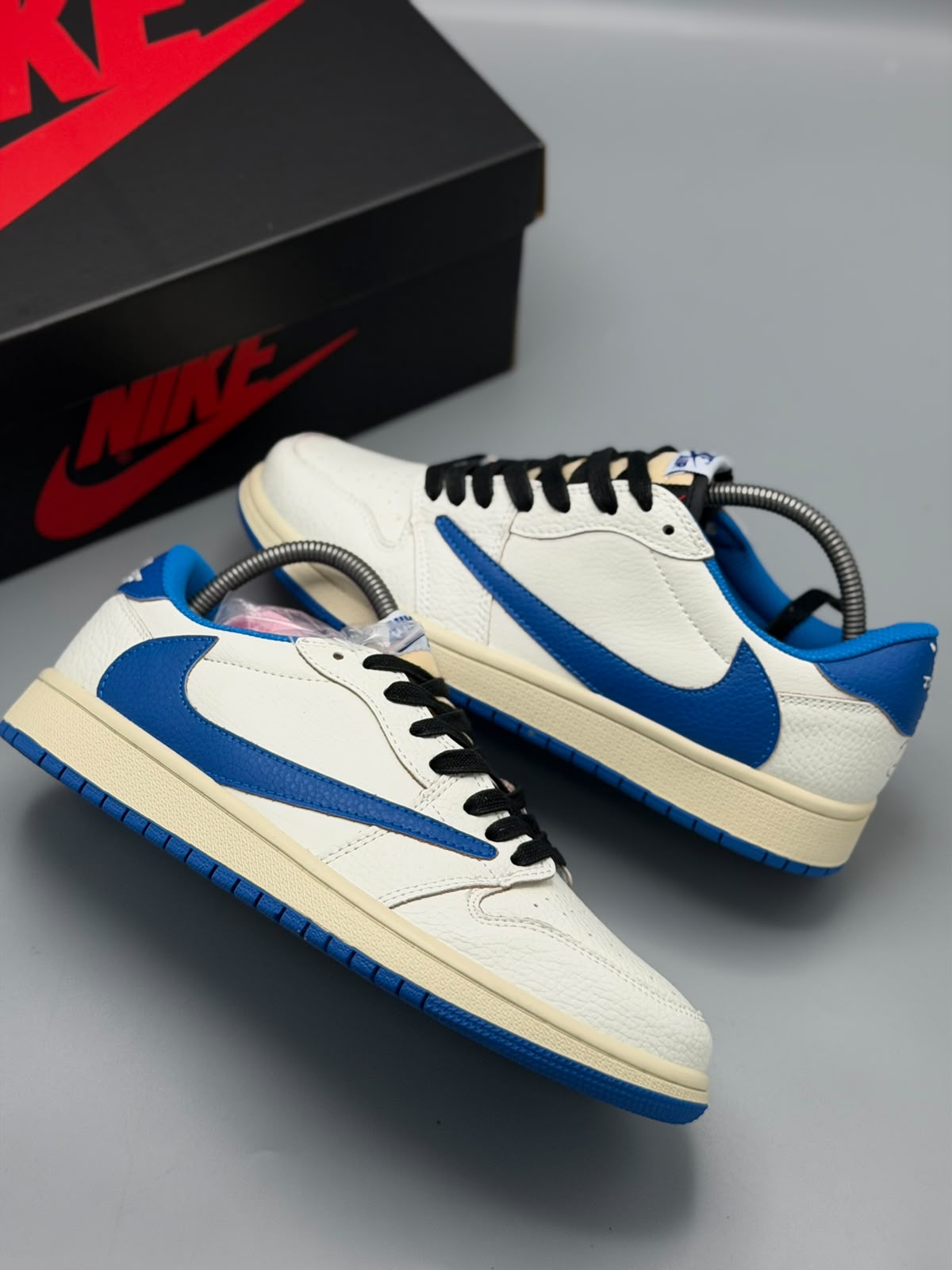 Air Jordan 1 Low x Travis Scott – Blanco / Azul Royal / Negro / Crema