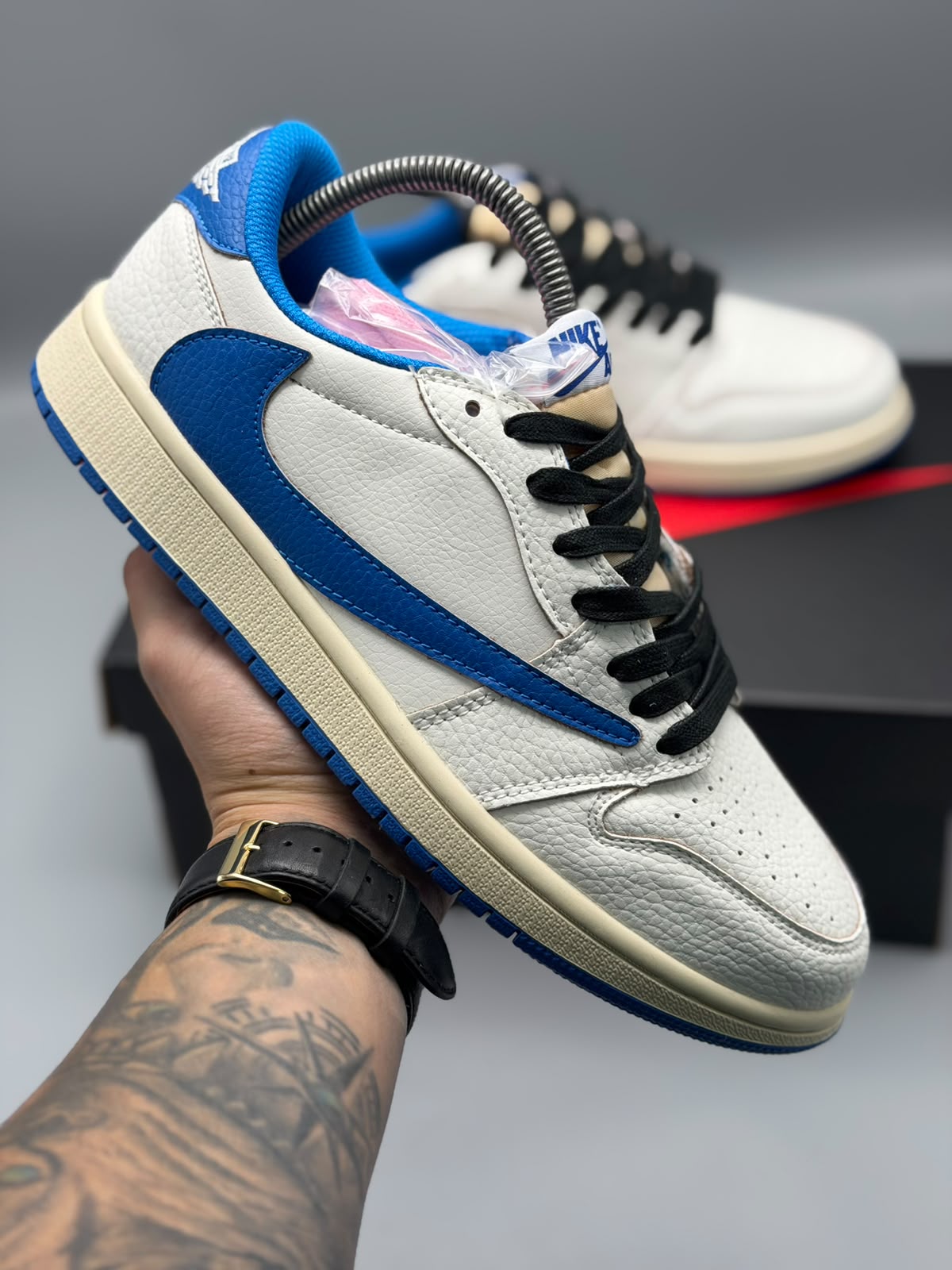Air Jordan 1 Low x Travis Scott – Blanco / Azul Royal / Negro / Crema