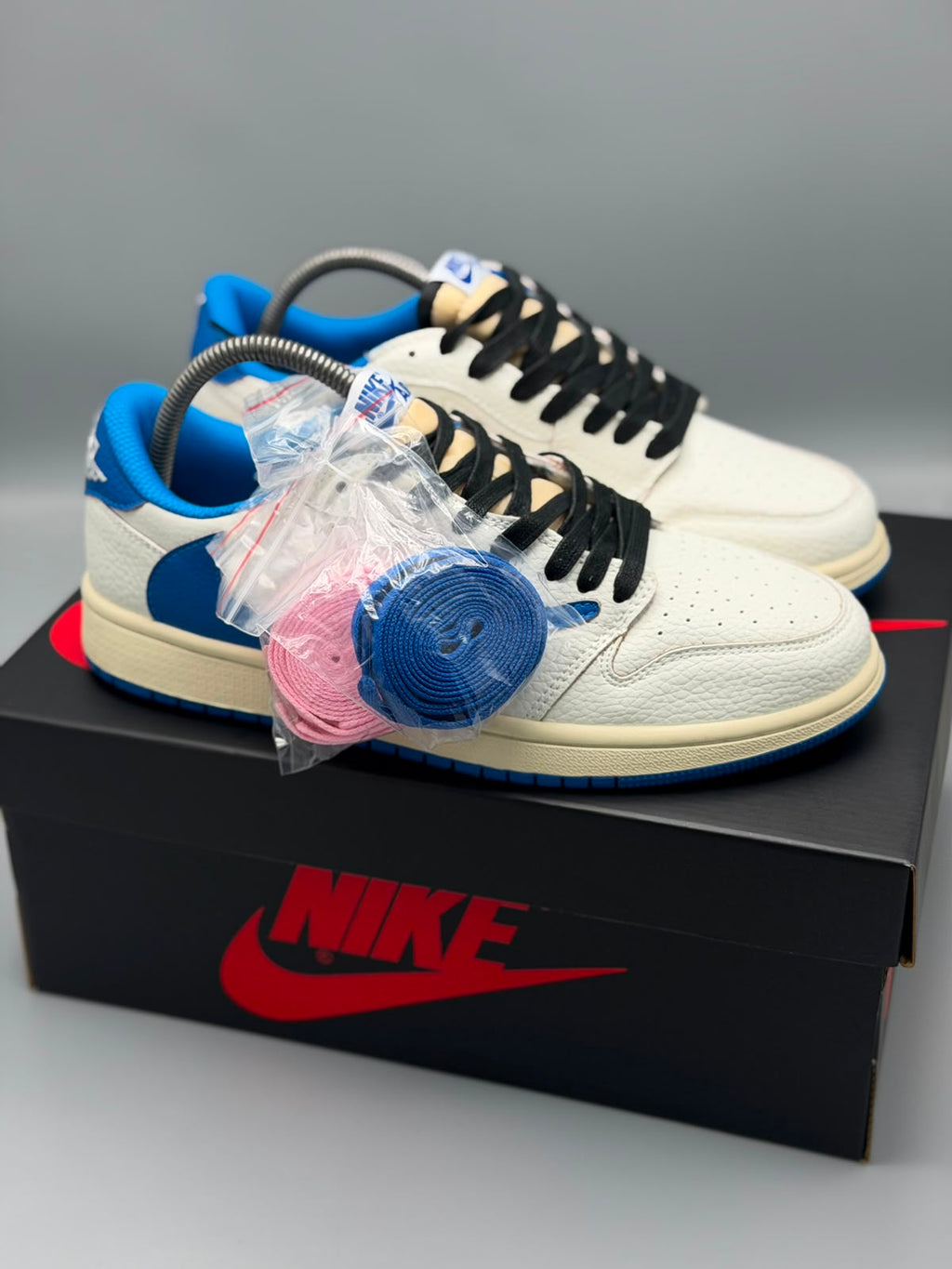 Air Jordan 1 Low x Travis Scott – Blanco / Azul Royal / Negro / Crema