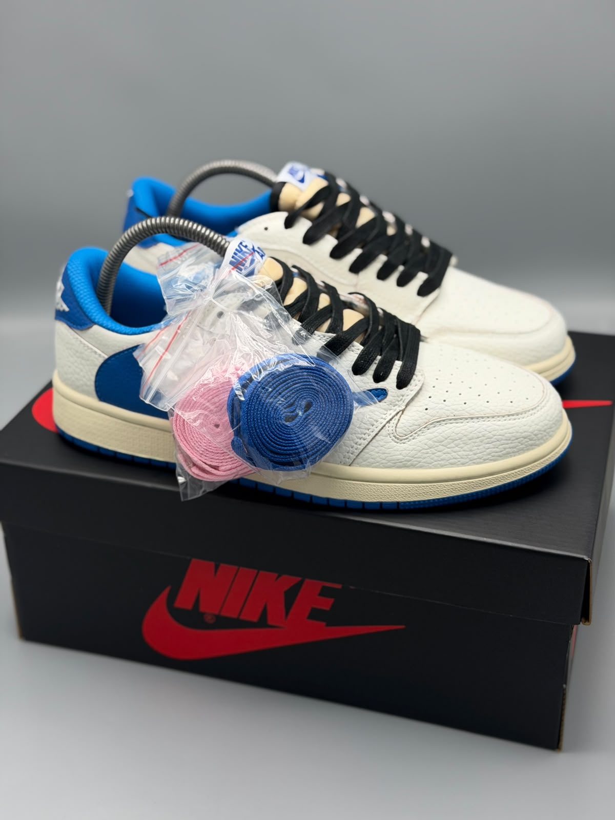 Air Jordan 1 Low x Travis Scott – Blanco / Azul Royal / Negro / Crema