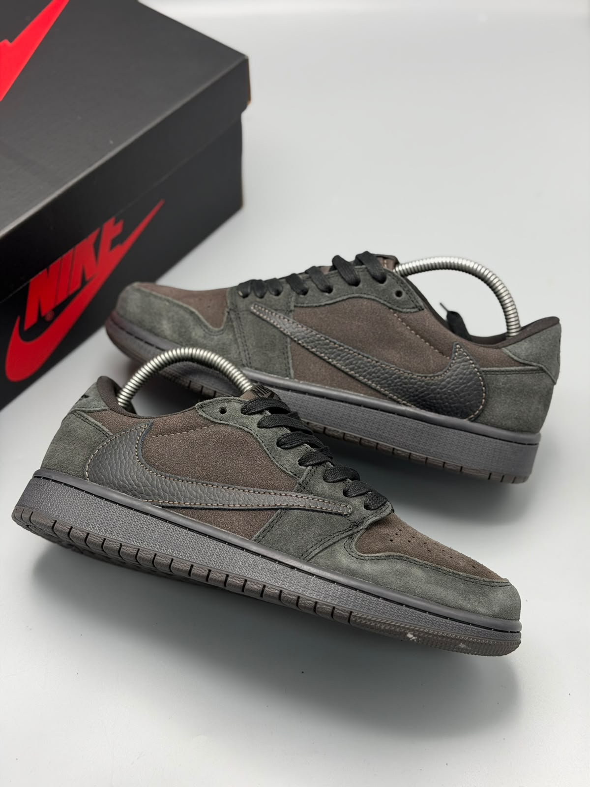 Air Jordan 1 x Travis Scott – Café Oscuro / Negro / Marrón Terroso