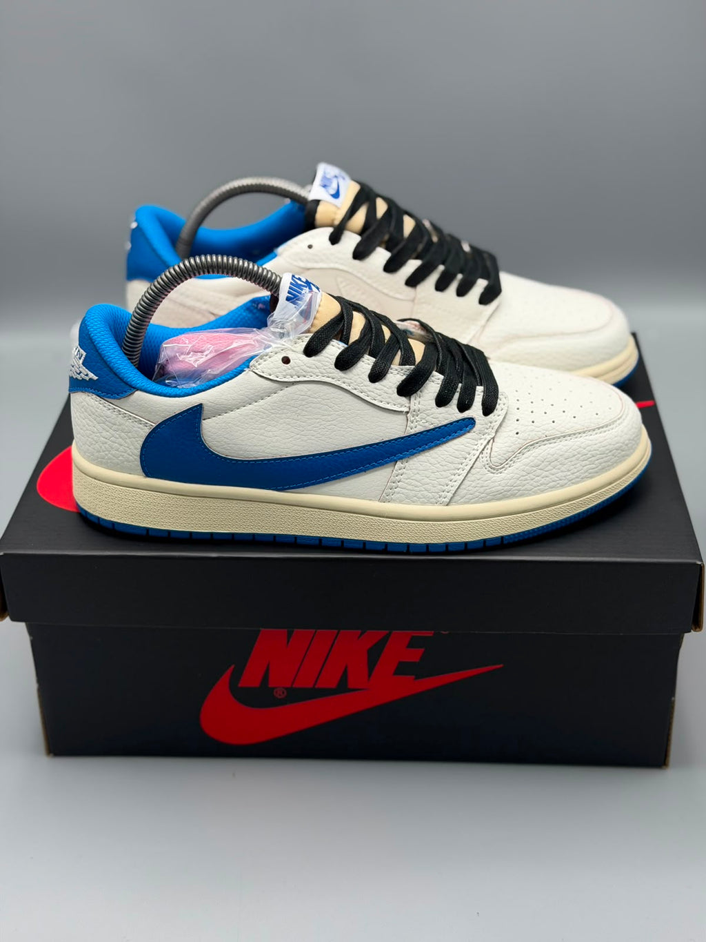 Air Jordan 1 Low x Travis Scott – Blanco / Azul Royal / Negro / Crema